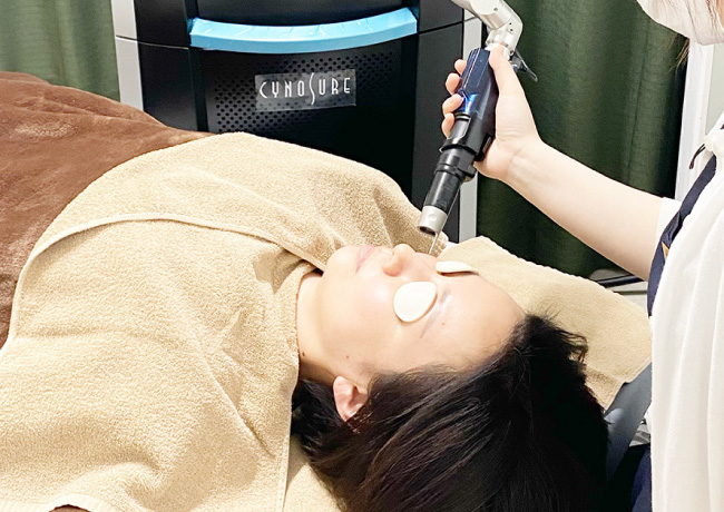 当院で使用する医療用レーザー機器「Picosure（ピコシュア）」でシミ・くすみ治療をしている様子